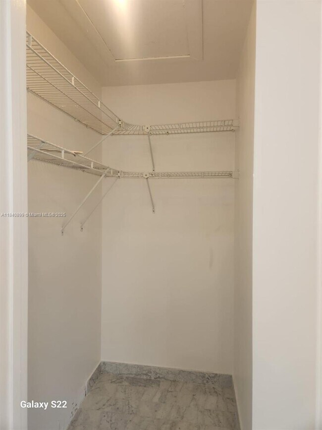 Building Photo - 523 NE 38th St