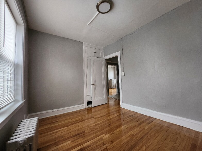 Building Photo - 644 N Mayfield Ave