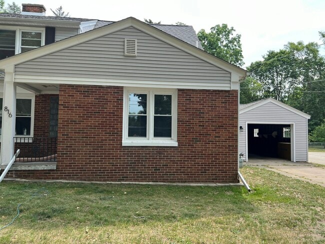 Primary Photo - 816 N Monroe St