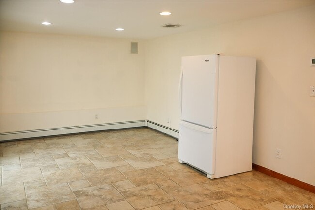 Building Photo - 642 6th Ave W