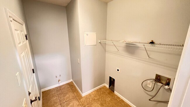 Building Photo - Available NOW! Stunning 4-Bedroom Home in ...