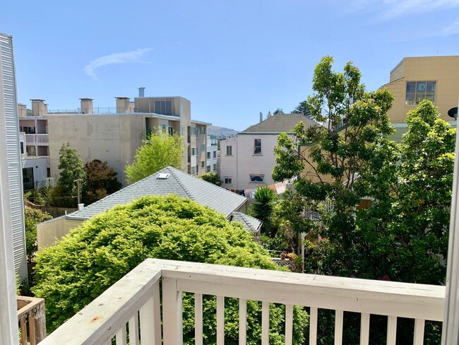 Building Photo - Castro / Mission DoloresTop Floor 2 BR Con...