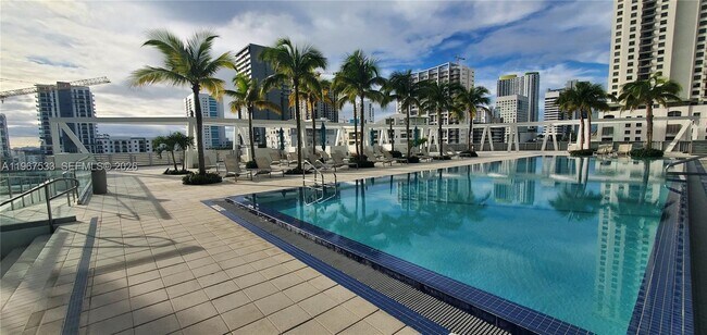 Building Photo - 1111 SW 1st Ave