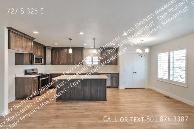 Building Photo - Enormous 5 bed - 3.5 bath Pet-Friendly Wil...