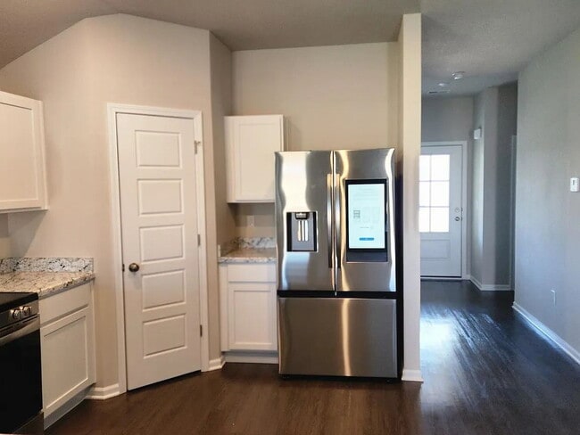 Building Photo - "Charming 4-Bedroom Oasis with 2 Baths & 1800 Sq Ft in Gardner, KS"