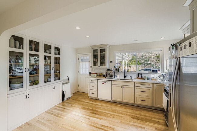 Building Photo - Bitter Lake Home