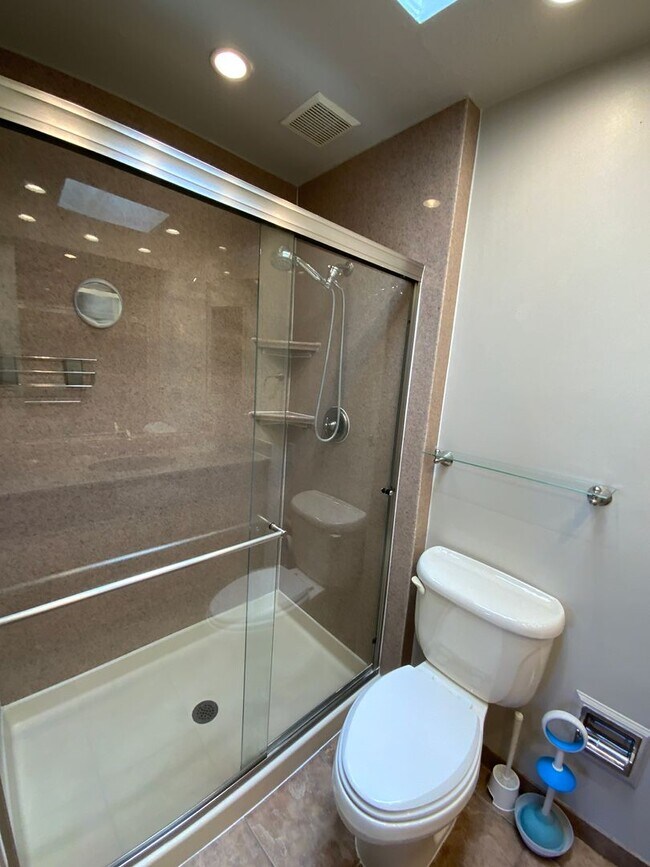 Building Photo - 5 Bedroom Home Available Near Wyoming Blvd NE & Comanche Rd NE!