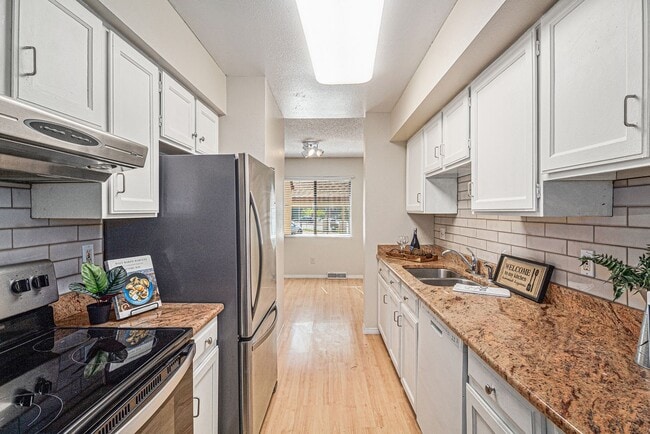 Building Photo - Well Maintained 2 Bed, 2 Bath Townhome in ...
