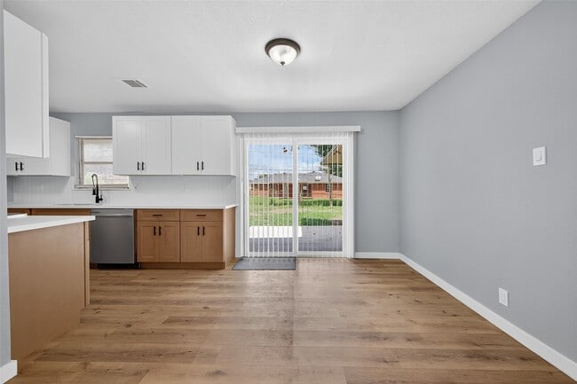Building Photo - 627 Edgebrook Dr