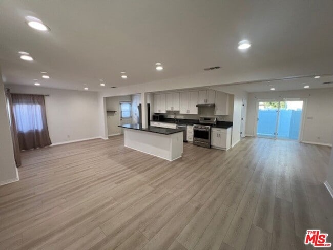 Building Photo - 10745 Saticoy St