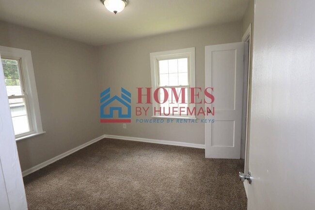 Building Photo - Three Bedroom House | Large Backyard