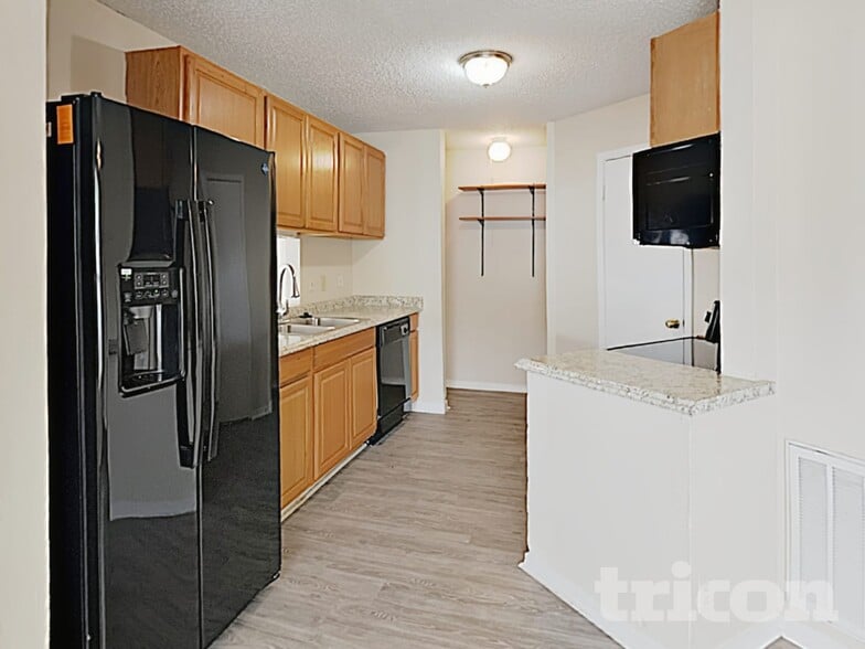 Building Photo - 10526 Kinderhook Dr