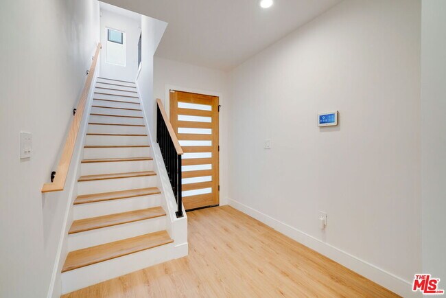 Building Photo - 4866 1/2 Pickford St