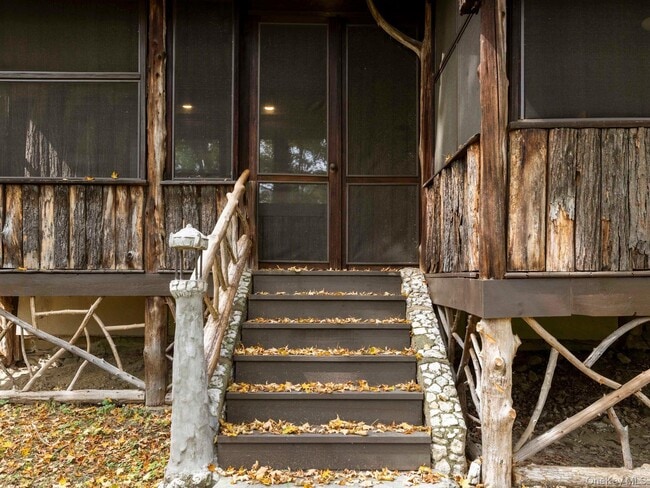 Building Photo - 5 Riverby Ln