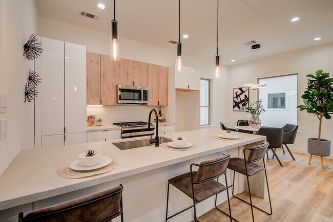 Building Photo - 6742 Peerless St