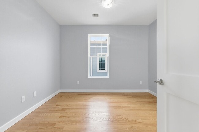 Building Photo - 19 Simon St