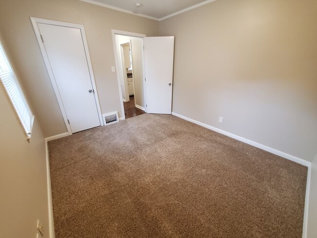 Building Photo - 2 bedroom, 1 bathroom home!