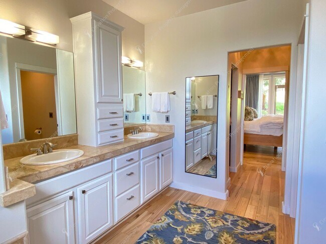 Building Photo - Stunning High-End Home on the 17th Hole at...