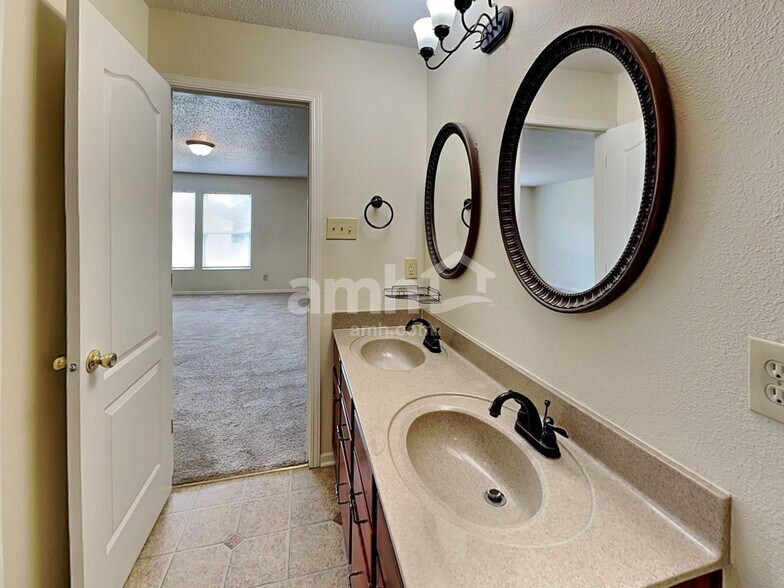 Building Photo - 989 Bentgrass Dr