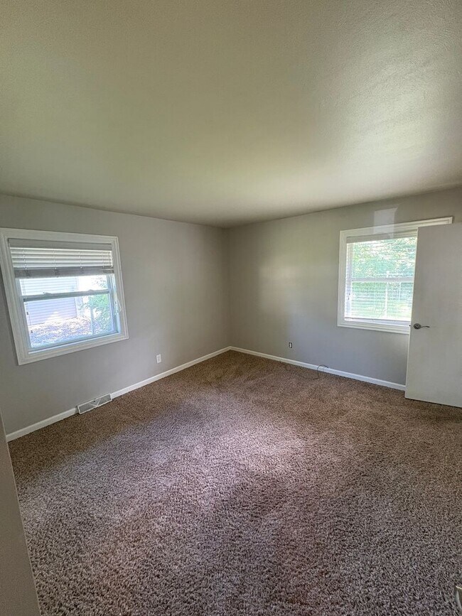 Building Photo - Welcome to this charming 3 bedroom, 2 bathroom home located in Peoria, IL.