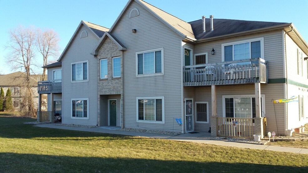 Building Photo - 320 E Tyranena Park Rd