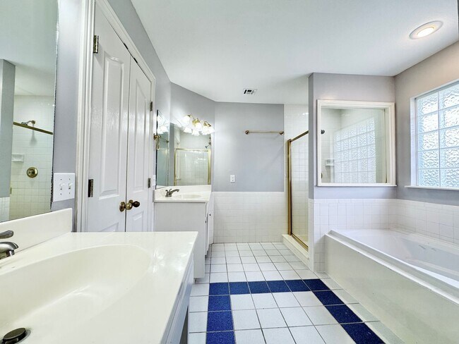 Building Photo - East Fayetteville 7 bedrooms 5 baths, VANDERGRIFF DIST - beautiful spread