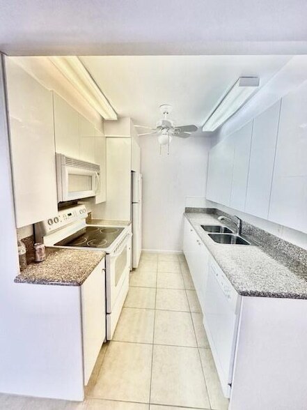 Building Photo - 2044 Exeter C