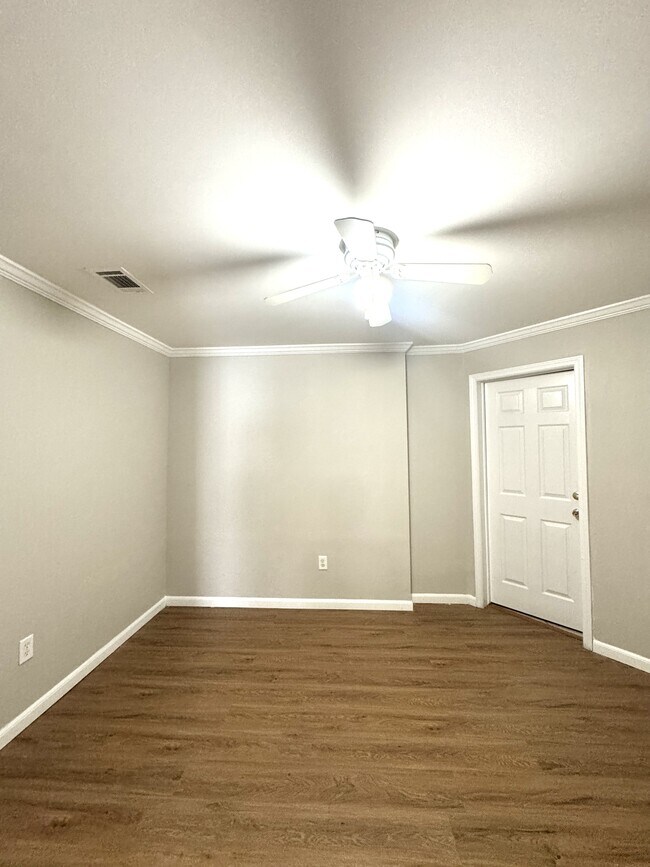 Building Photo - 137 Towne Park Dr