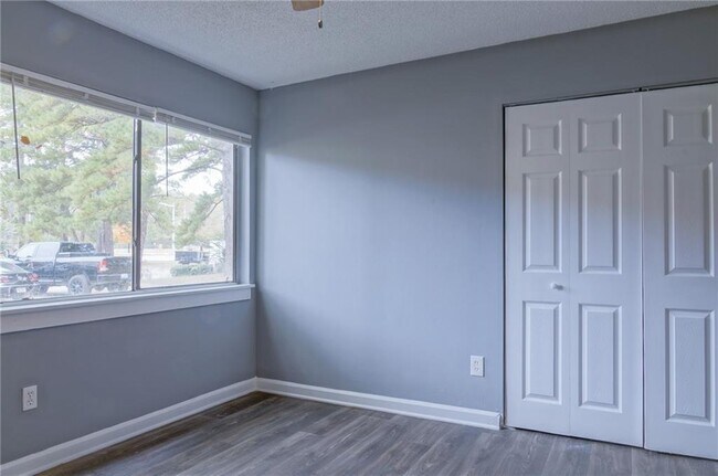 Building Photo - 3575 Oakvale Rd