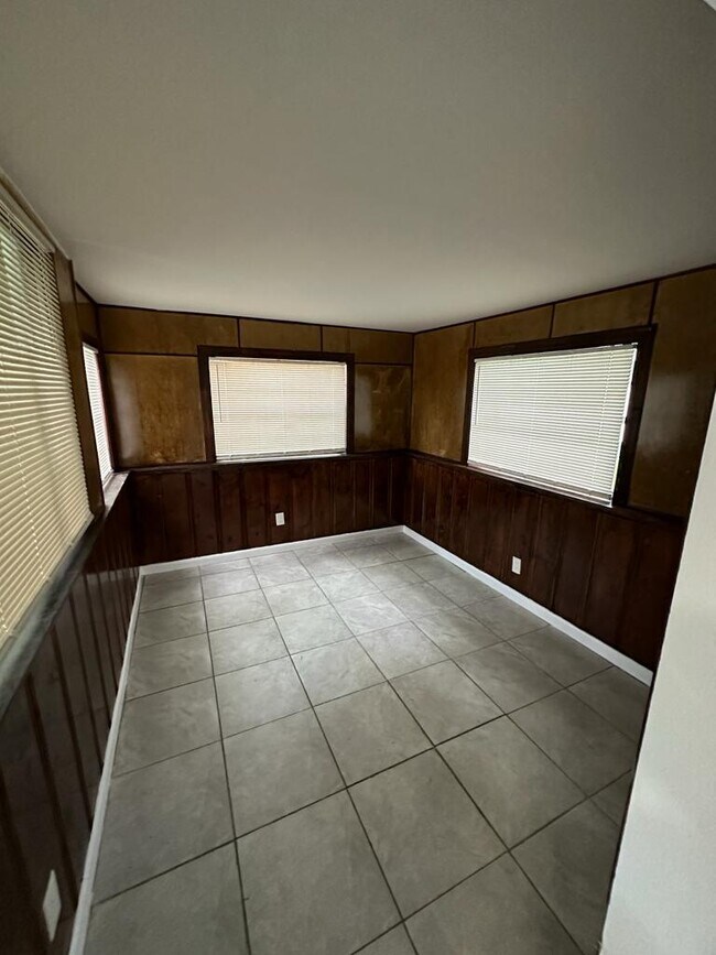 Building Photo - 3553 Centerhill Dr N