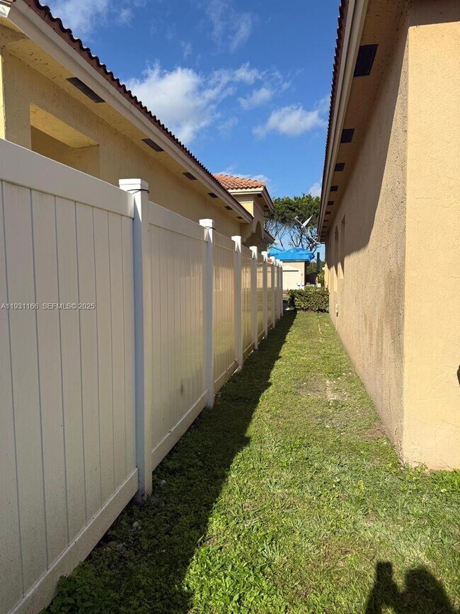 Building Photo - 2221 NE 37th Terrace