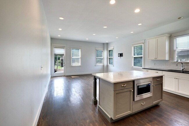 Building Photo - EAST NASHVILLE - FOUR BEDROOM Historic Home with amazing views of Nashville Skyline!