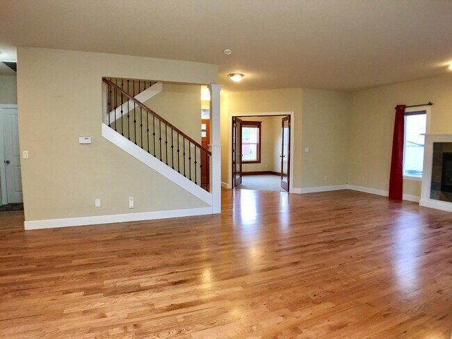 Building Photo - Stunning 3BD  Lake Shore Home with Office and Loft Area!  Gorgeous Finishes!