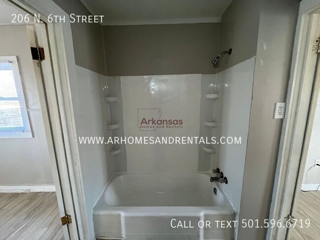 Building Photo - 206 N 6th St