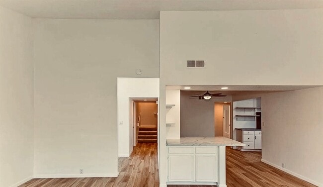 Building Photo - Modern Comfort with Stunning Views in La C...