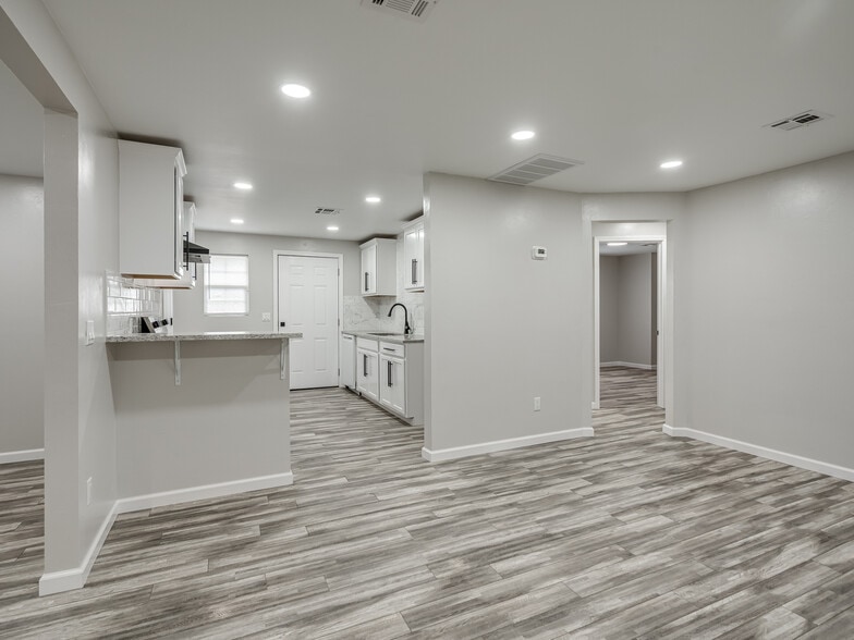 Building Photo - 2100 N Saint Luke Ave