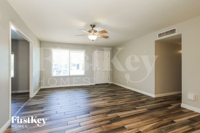 Building Photo - 1812 W Morten Ave