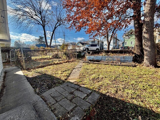 Building Photo - Spacious 2-Bedroom + Den Home with Ample Parking & Backyard!