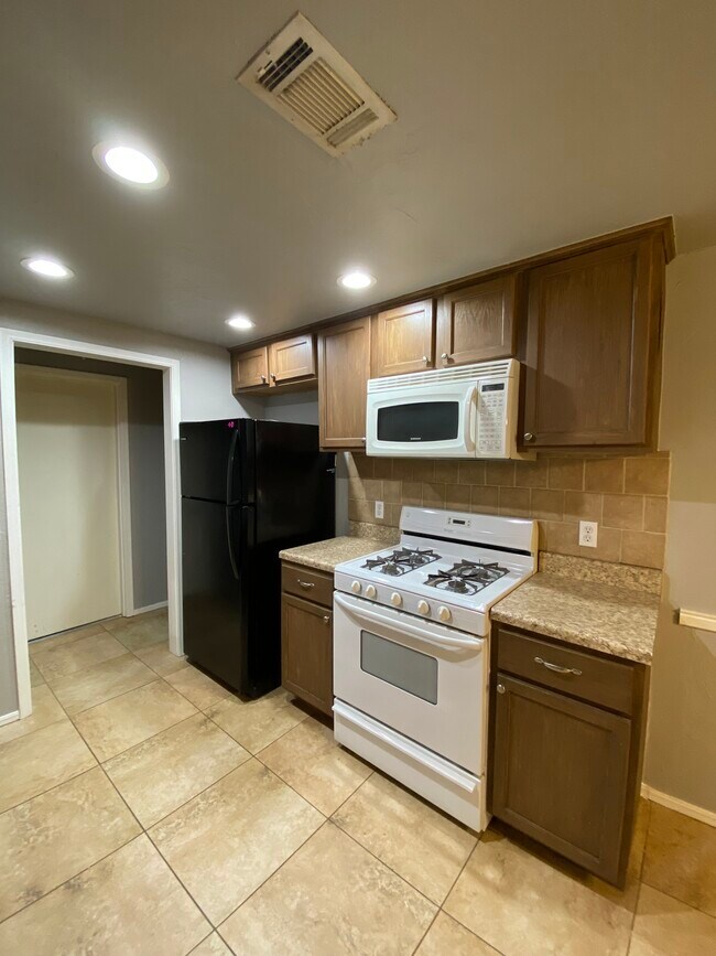 Building Photo - 8309 S Brookline Ave