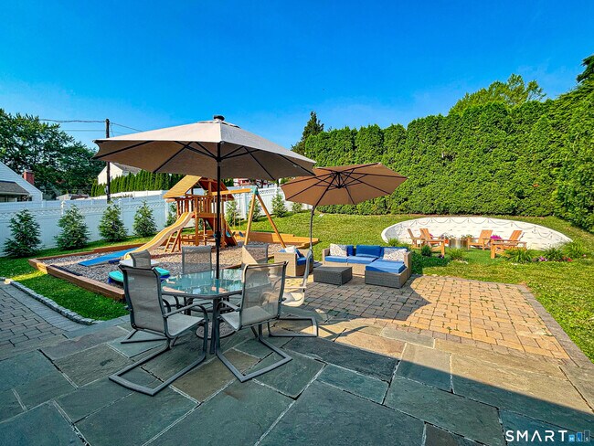 Building Photo - 120 Pilgrim Dr