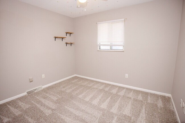 Building Photo - Beautiful Condo for Rent - Appliances included, washer and dryer hook ups, one and half bath, ver...