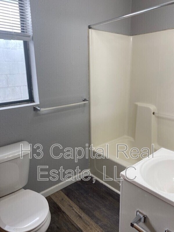 Building Photo - 117 S Main St