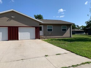 Building Photo - 3 Bedroom Duplex