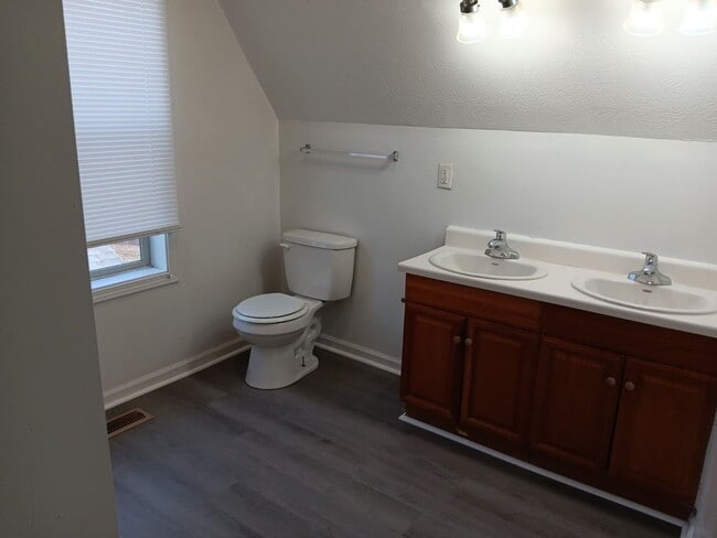 Building Photo - For Rent: 4-bedroom 2-bathroom single family home! Available NOW!