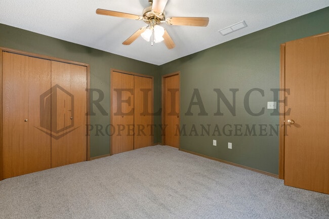 Building Photo - 5915 E Pembrook Cir
