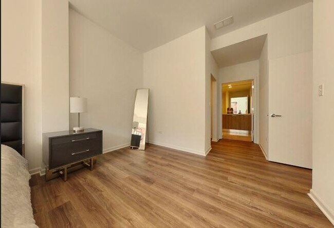 Building Photo - 3 bedroom in Chicago IL 60616