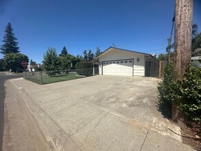 Building Photo - 9101 Rosewood Dr