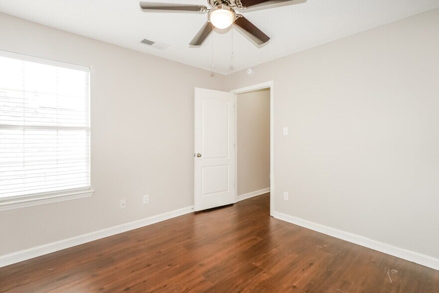 Building Photo - 10115 Cross Valley Dr