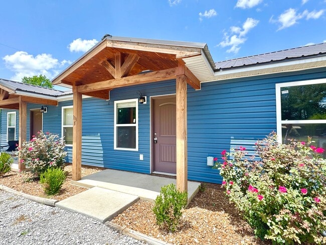 Building Photo - 1 Bedroom/ 1 Bathroom Triplex Unit in Sout...