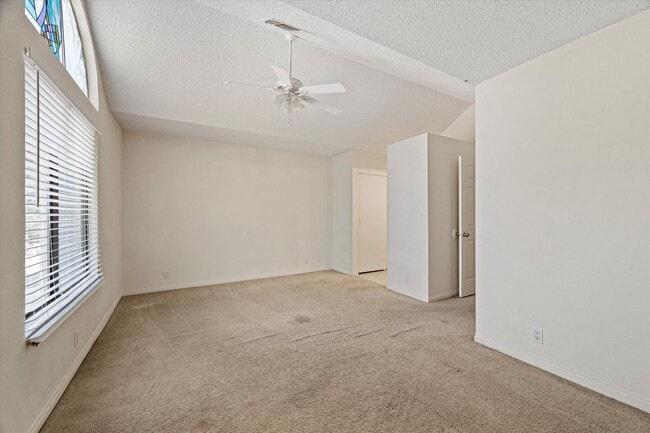 Building Photo - Centrally located Townhome/Fenced Yard